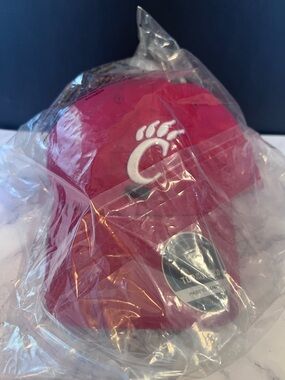 Red Cincinnati Bearcats Baseball Cap NIB